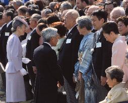 (2)Emperor hosts garden party